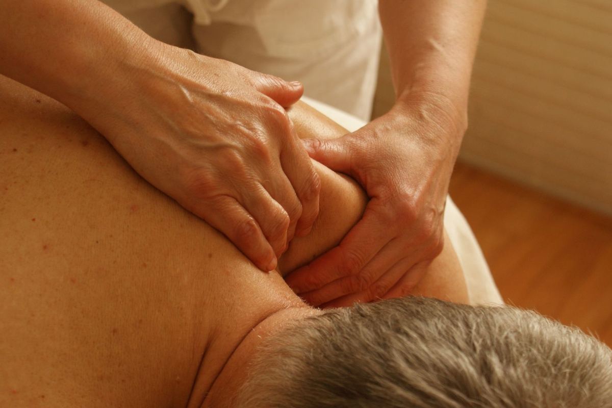 Massagem terapêutica na região do ombro e pescoço